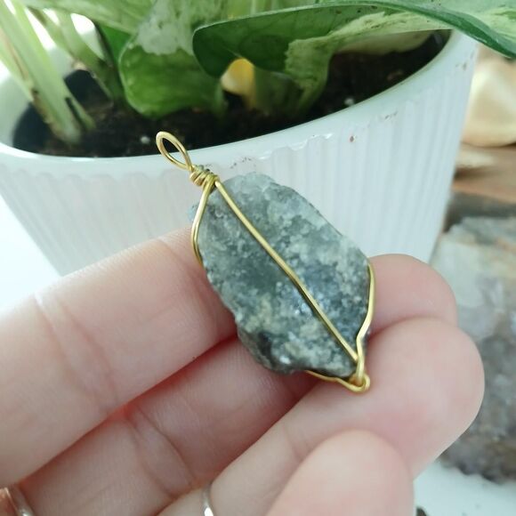 Wire Wrapped Labradorite Gemstone Pendant 1.75" - Picture 4 of 4